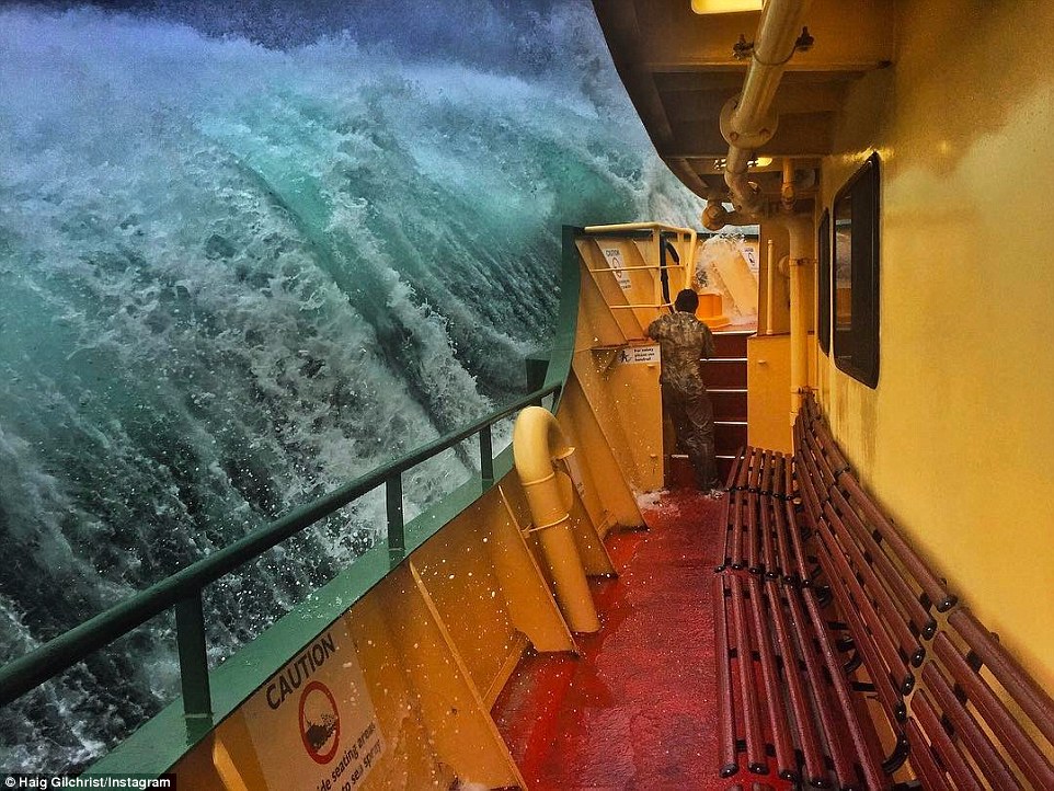 【图集】滔天巨浪几乎将悉尼渡轮掀翻