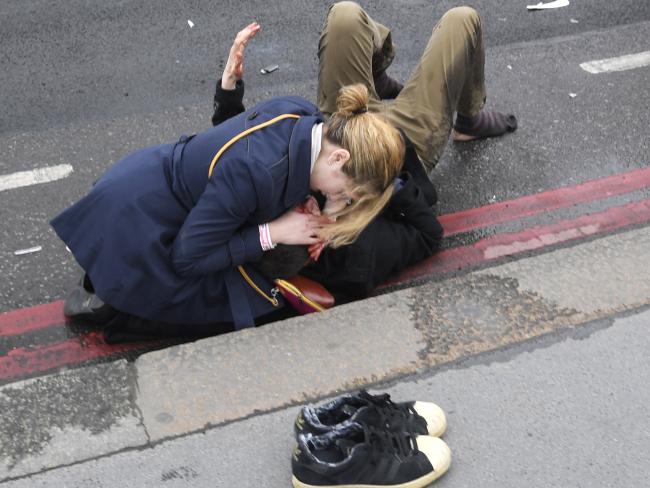 英国遭恐怖袭击-20人受伤，4人死亡