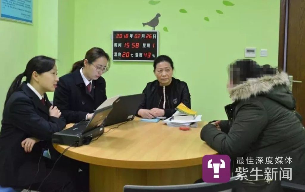 中国父母变卖家产供女儿留澳, 结果她却干这事…七旬老父当场落泪!